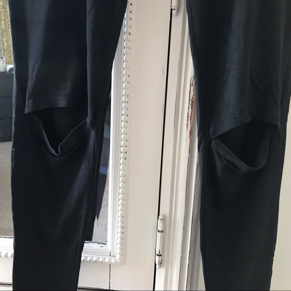 JOAH BROWN Black leggings with knee cut out